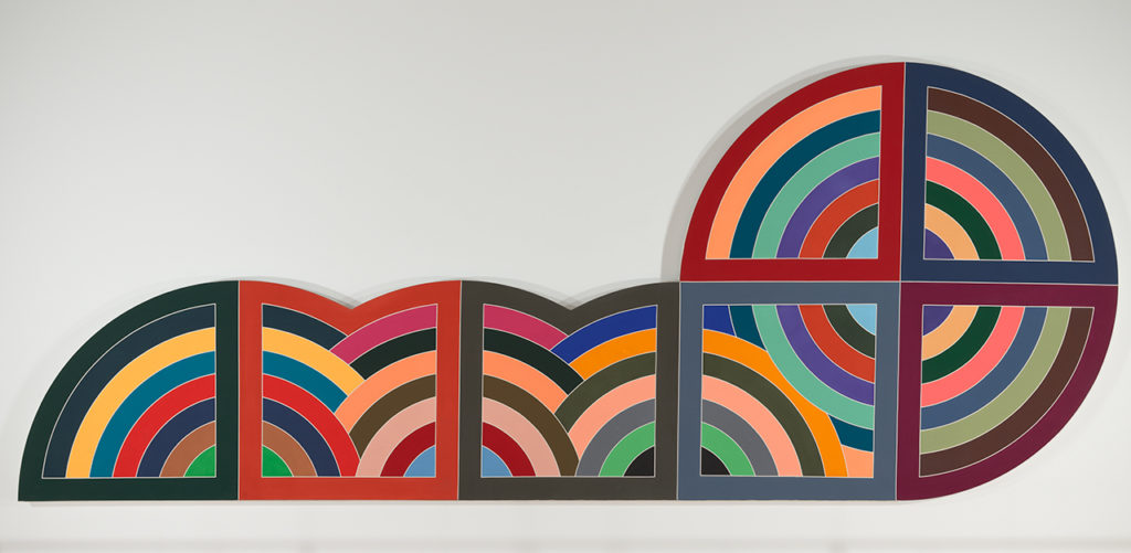 Un cuadro abstracto de medios círculos multicolores superpuestos a lo largo de una línea horizontal. En el lado derecho, un círculo completo se divide en secciones y se rellena con líneas de colores.