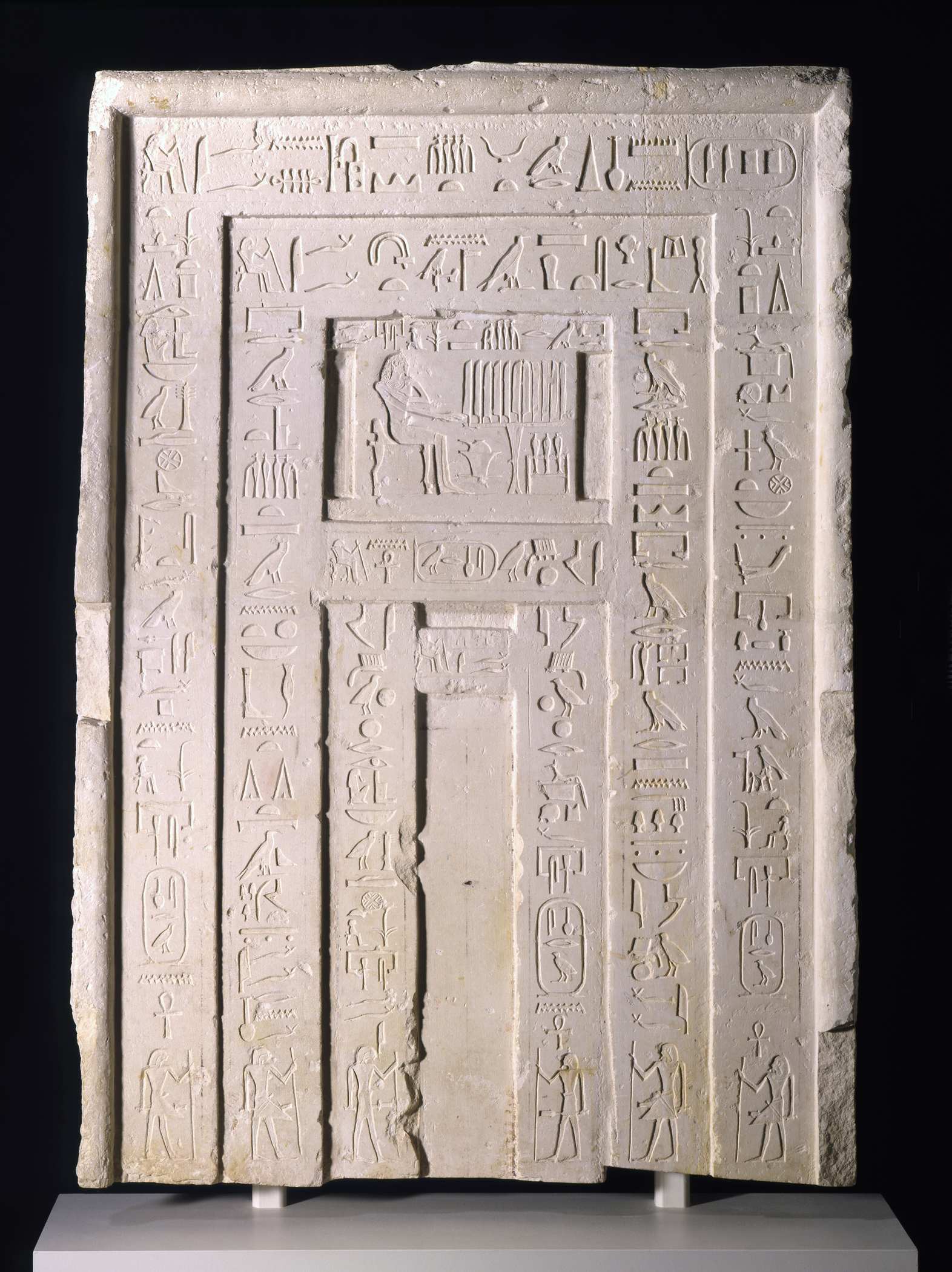 Egyptian-False-Door-of-Ni-ankh-Snefru-called-Fefi-2006_15.jpg Una puerta de piedra con tallas jeroglíficas.