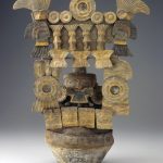 Quemador de incienso de cerámica con una base en forma de cuenco y dos niveles de elementos decorativos que incluyen una figura de guerrero, cuatro columnas y dos pájaros.