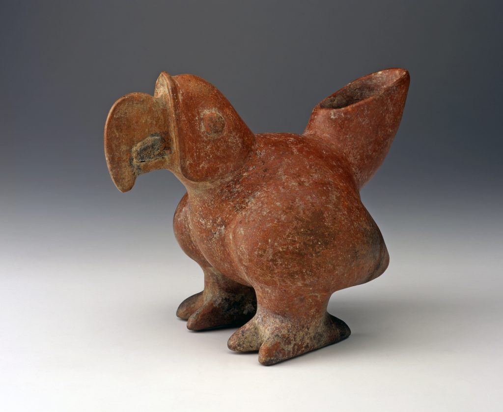 Una escultura de cerámica de un loro.