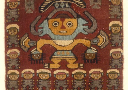 Panel de tapiz vertical con grandes imágenes de tres guerreros rodeados de figuras humanas más pequeñas sobre un fondo rojo oscuro.