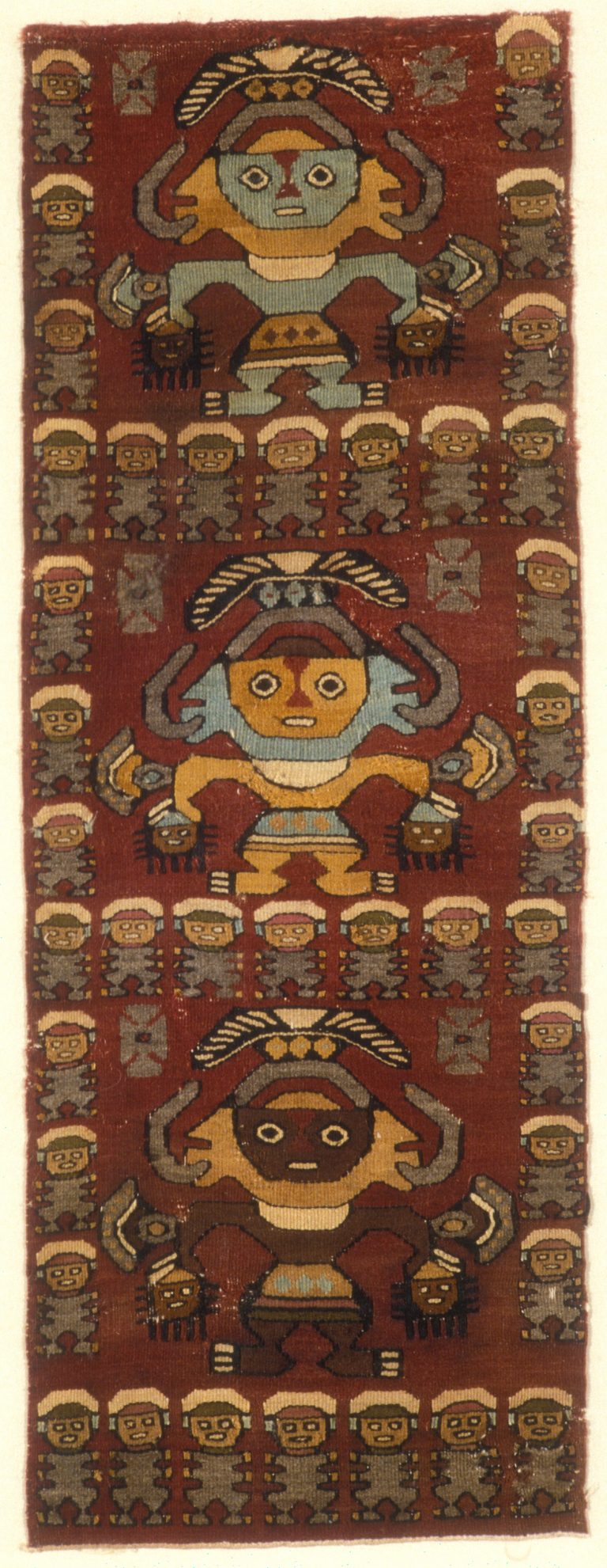 Panel de tapiz vertical con grandes imágenes de tres guerreros rodeados de figuras humanas más pequeñas sobre un fondo rojo oscuro.
