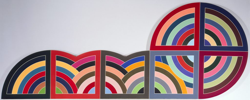 Un cuadro abstracto de medios círculos multicolores superpuestos a lo largo de una línea horizontal. En el lado derecho, un círculo completo se divide en secciones y se rellena con líneas de colores.