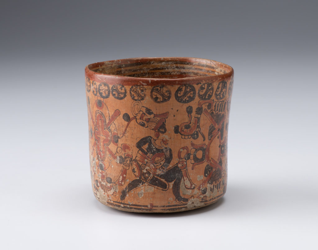 Una jarra o jarrón de arcilla decorado con símbolos mayas.