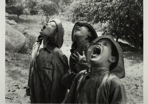 Niños cantando bajo la lluvia, de Barbara Morgan
