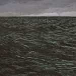 Una imagen de olas oceánicas verdes y negras bajo un cielo gris y nublado. El movimiento en el agua está creado con anzuelos.