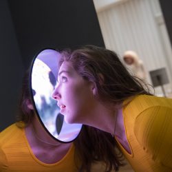 Las becarias del NCMA Meredith Wilson y Olivia Briere se asoman al interior de una escultura titulada Light of Life de Yayoi Kusama