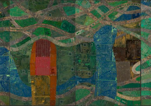 Una imagen amplia y horizontal de una obra de arte de seis paneles compuesta por placas de circuitos verdes, azules, rojas y amarillas formadas en formas orgánicas interconectadas.
