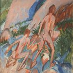 Una pintura de dos figuras desnudas representadas desde atrás. Una figura está de pie y la otra arrodillada. Están rodeados por un paisaje de rocas beige, agua azul y hierba verde.
