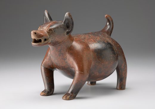 Una escultura de cerámica de un perro.