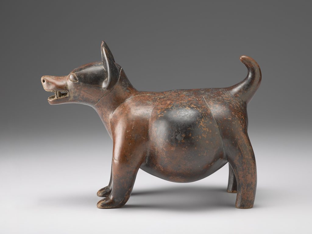 Una escultura de cerámica de un perro.