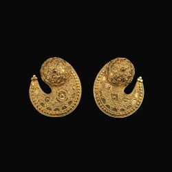 Gold circular earrings with delicate pattern