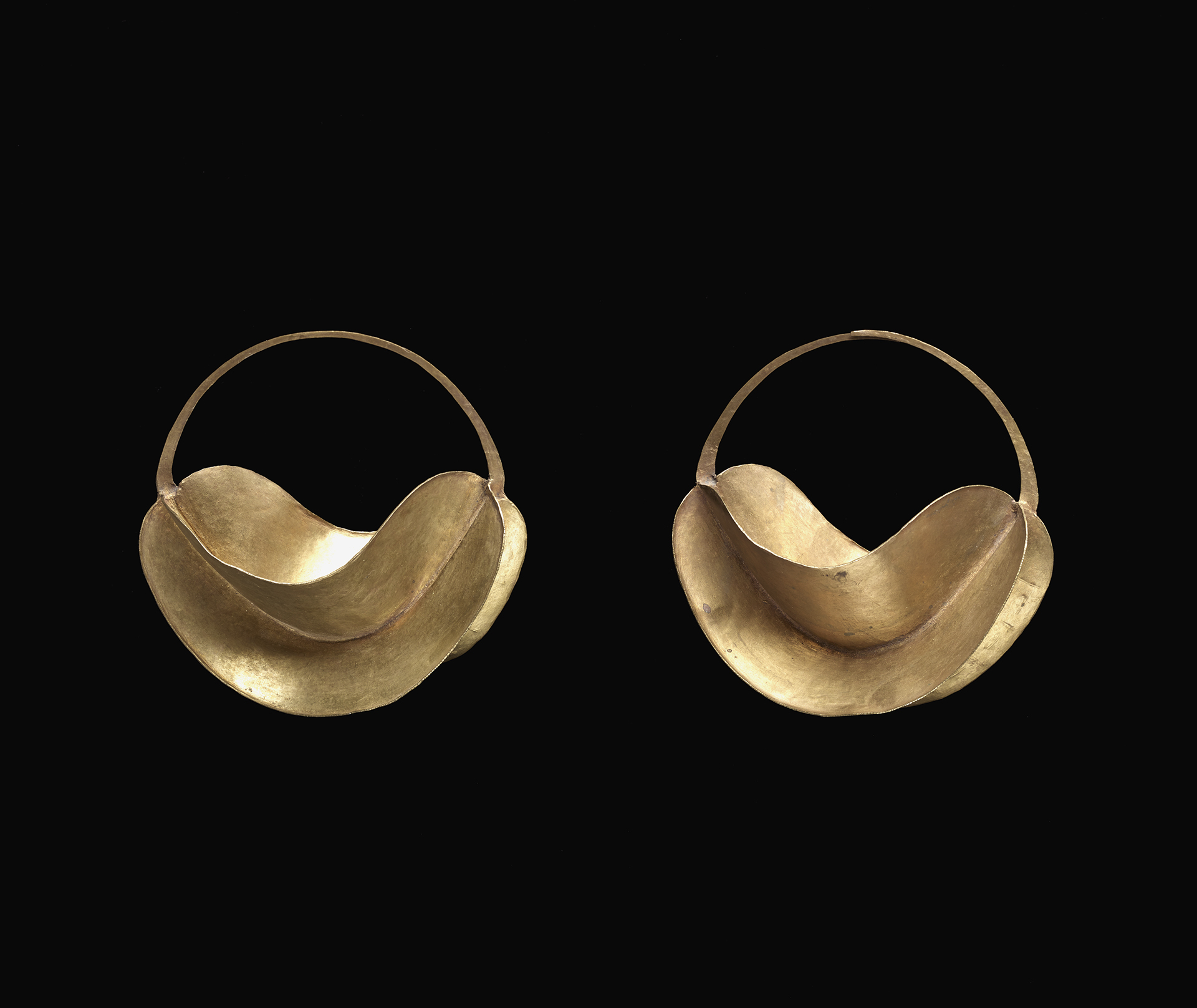 Earrings (dibé) Set of large gold twisted hoop earrings