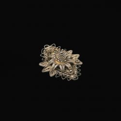Colgante de oro en forma de diamante con una flor en el centro