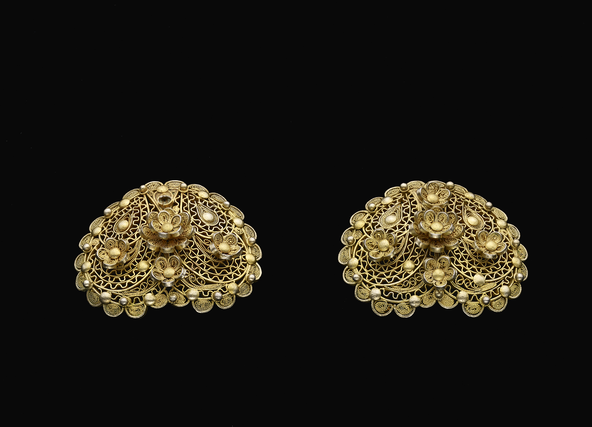 Earrings; Pauline Diack gold earrings with decretive flowers and patterns