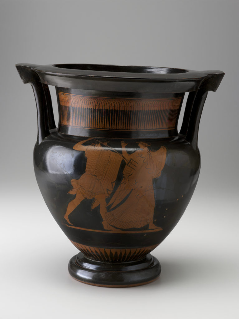 Jarrón negro con figuras masculinas y femeninas de color rojo. Las figuras representan al antiguo dios griego Poseidón persiguiendo a una joven en un lado del jarrón y a una mujer huyendo de él en el otro.