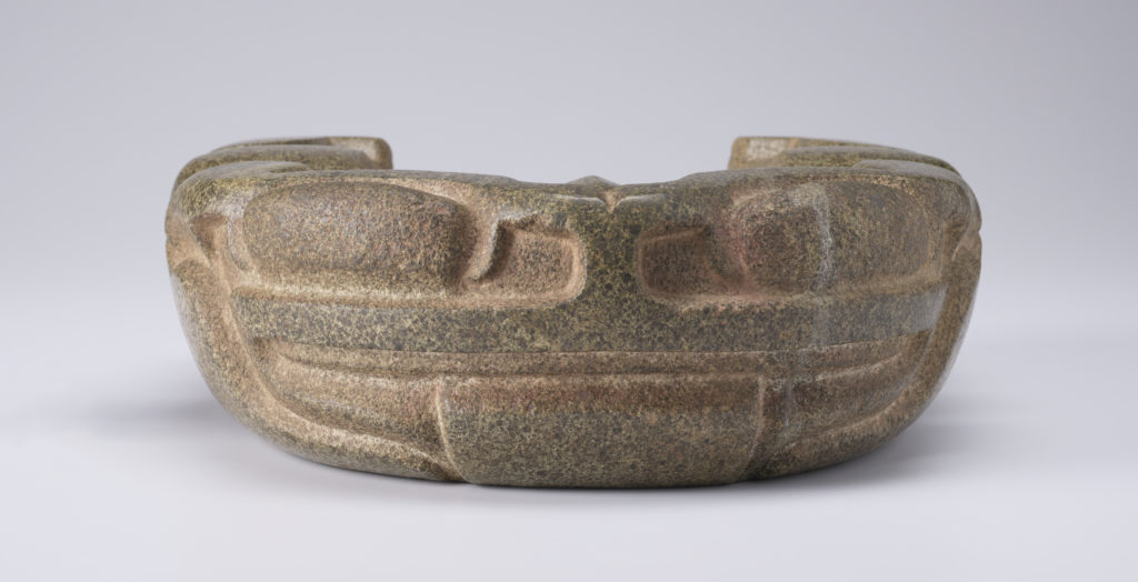 Un yugo de piedra tallada utilizado en un antiguo juego de pelota mesoamericano.