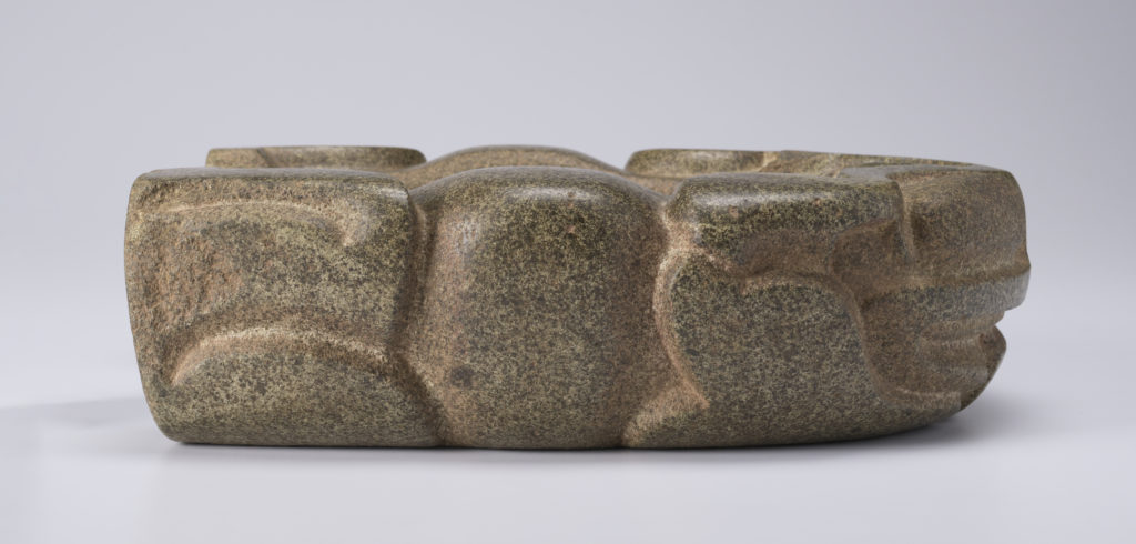 Un yugo de piedra tallada utilizado en un antiguo juego de pelota mesoamericano.