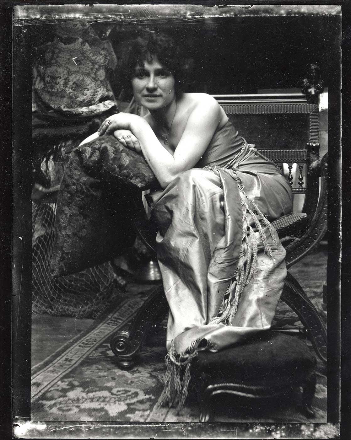 GN-690_Model-posing-in-Mucha’s-studio GN-690_Model-posing-in-Mucha’s-studio