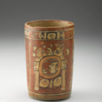 Una jarra o jarrón de arcilla decorado con símbolos mayas.