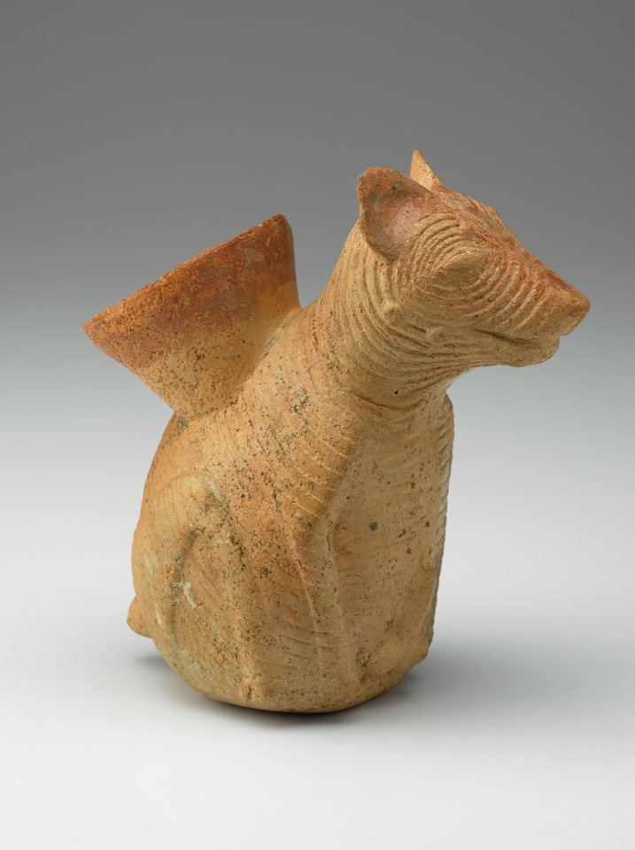 Un recipiente de cerámica con forma de perro.
