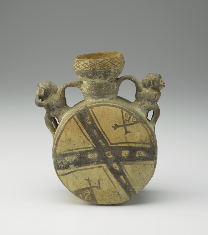 Vaso de cerámica con una pareja de monos con las manos tapando la boca. Sus colas se curvan hacia arriba y conectan con el cuello de la vasija, sirviendo de asas.