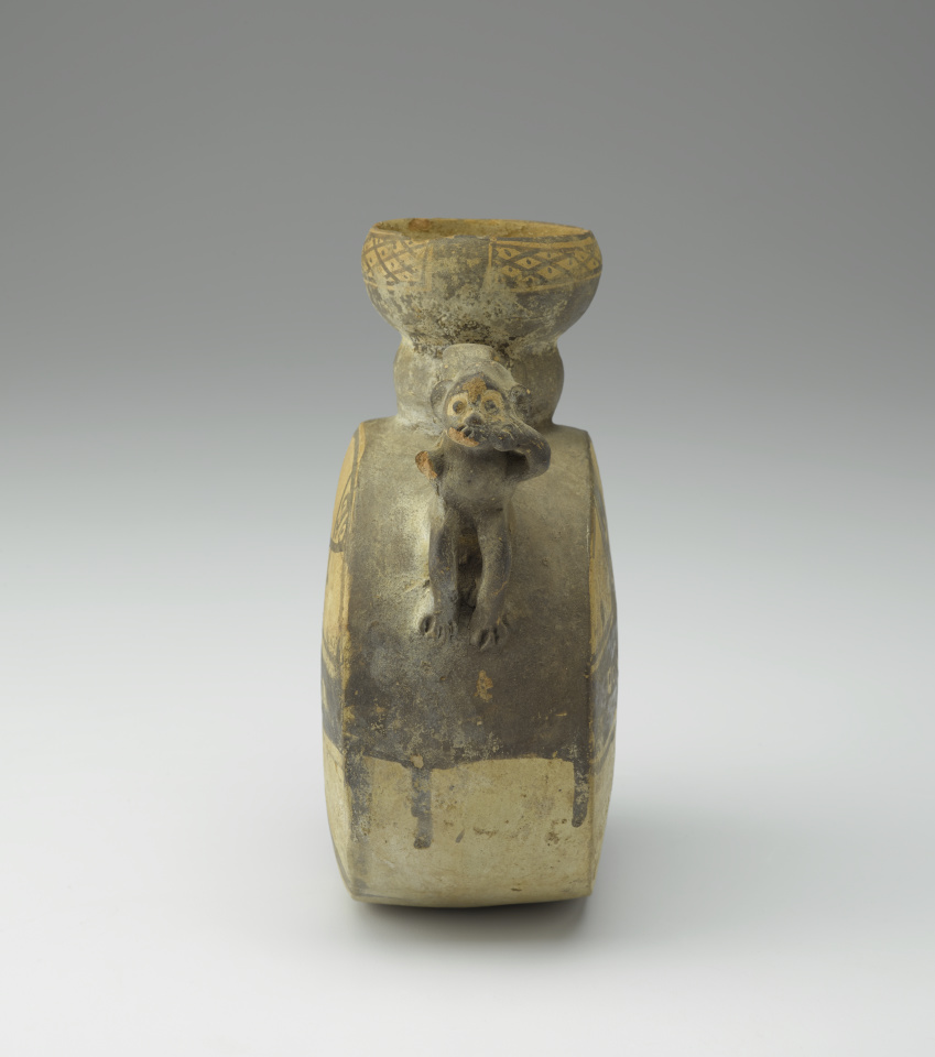 Vaso de cerámica con una pareja de monos con las manos tapando la boca. Sus colas se curvan hacia arriba y conectan con el cuello de la vasija, sirviendo de asas.