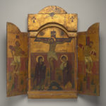Las dos puertas del tríptico se abren para revelar una pintura de tres paneles de la crucifixión de Cristo, con texto árabe e iconografía egipcia.