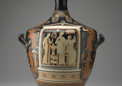 Jarrón de cerámica negra con cuello estrecho, decorado con tres figuras femeninas en el interior de un templo y cuatro figuras humanas en los laterales.