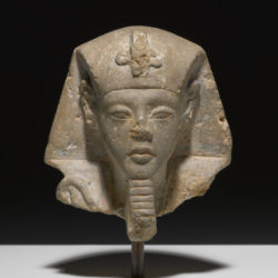 Una cabeza de un shabti, o pequeña escultura de momia.