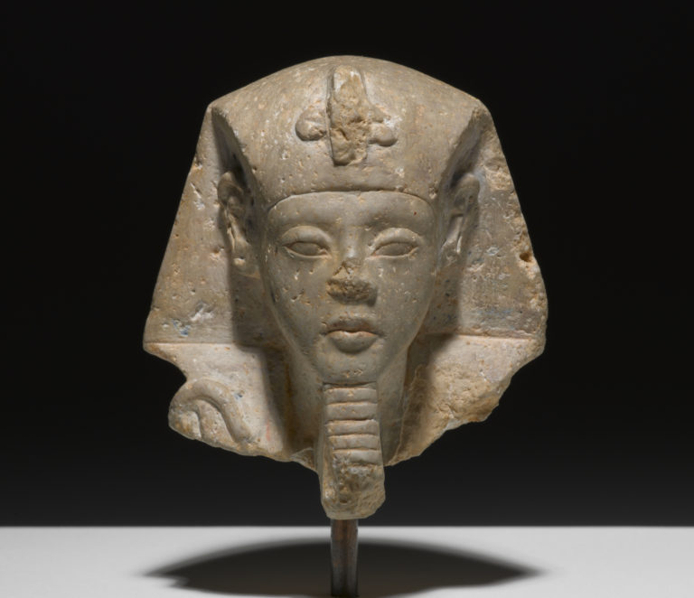 Una cabeza de un shabti, o pequeña escultura de momia.