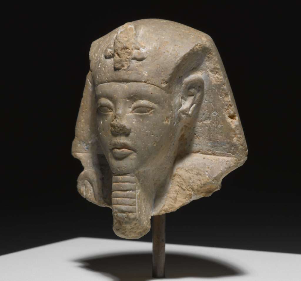 Una cabeza de un shabti, o pequeña escultura de momia.