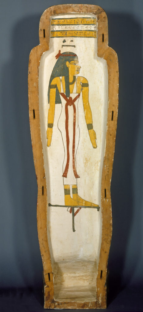 Un ataúd de madera con forma de cuerpo humano, con símbolos y deidades del antiguo Egipto pintados en su superficie.
